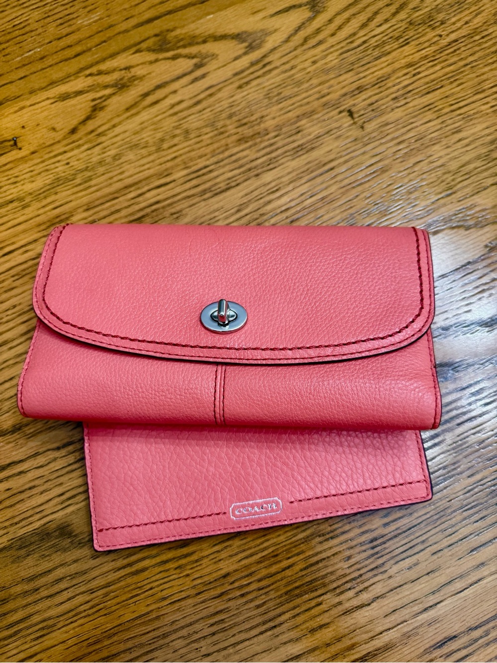 Vintage EUC Coach Coral or Salmon Pebbled Leather Turnlock Wallet